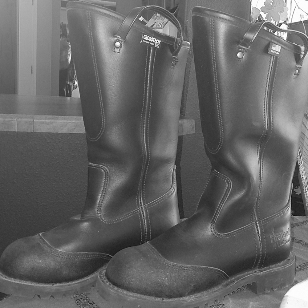 Mans Thorogood Boot 7 1/2 wide Fire